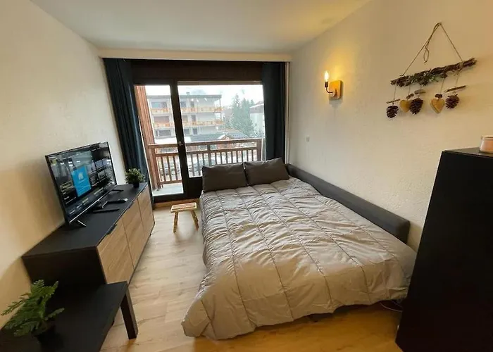 Le Waala , Face Aux Pistes